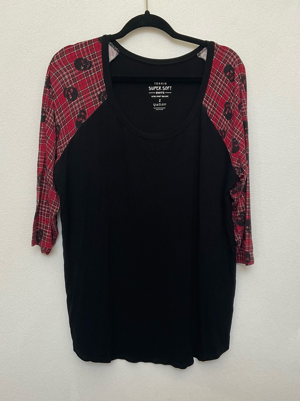 Torrid Super Soft Knits Red Skull Plaid Raglan Sleeve Top Size 2X Goth Alt